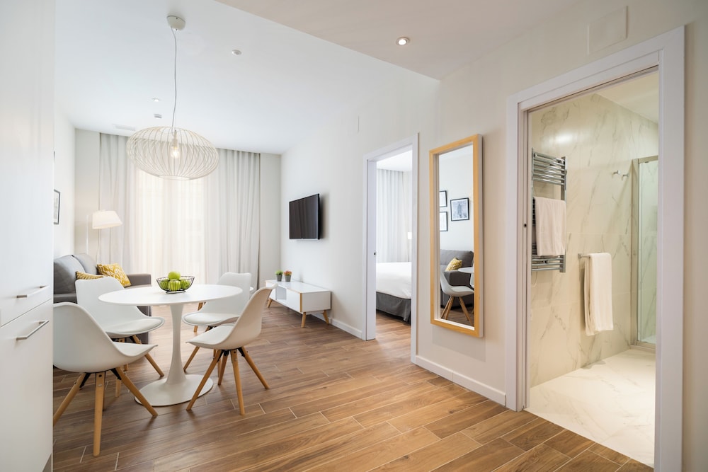 Suite, 2 Bedrooms - Photo 1