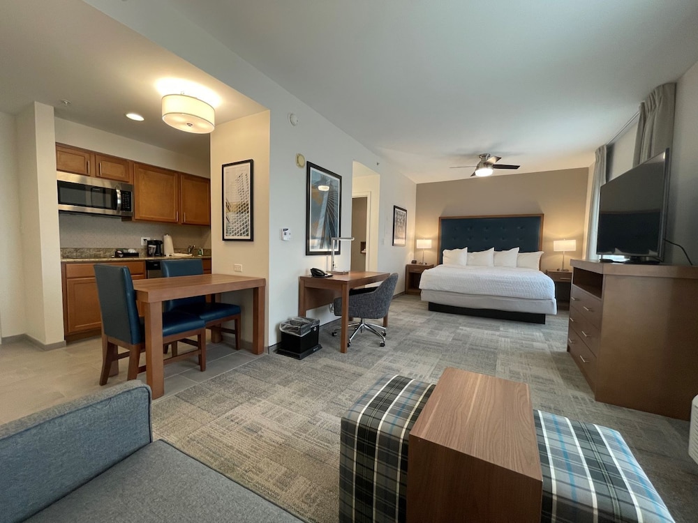 Studio, 1 King Bed, Accessible, Bathtub - Photo 3