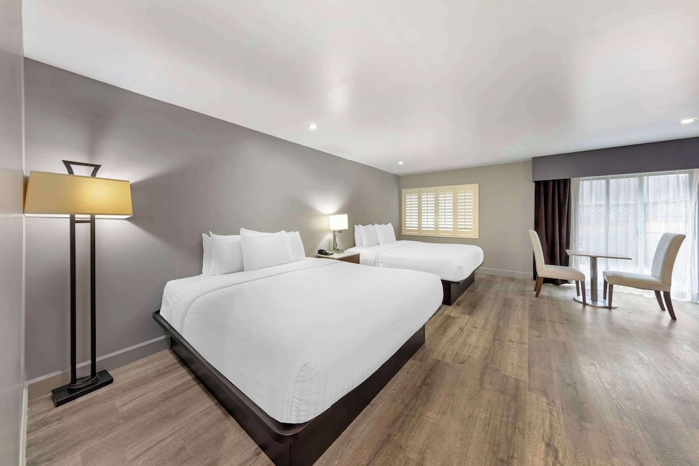 Basic Room, Multiple Beds, Non Smoking - Photo 1