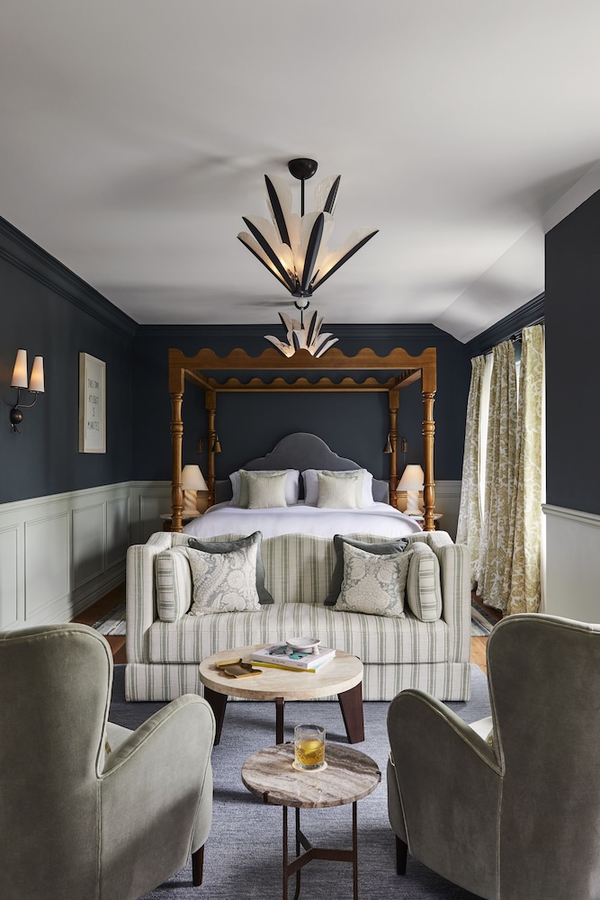 Premier Manor Suite