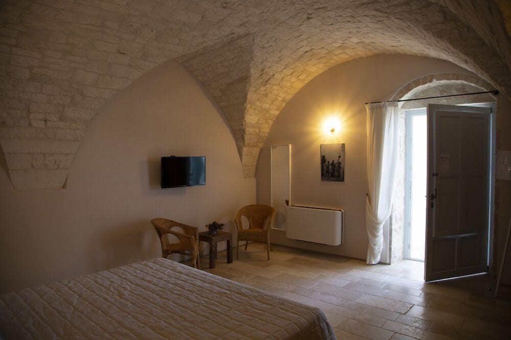 Deluxe Room, 1 King Bed with Sofa bed, Courtyard View photo 2
