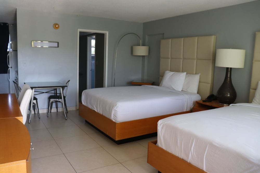 Executive Double Room, 2 Queen Beds, Pool View, Garden Area photo 3