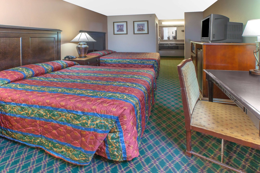 Room, 2 Queen Beds, Smoking - Photo 1