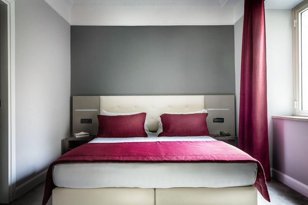 Deluxe Triple Room thumbnail 5