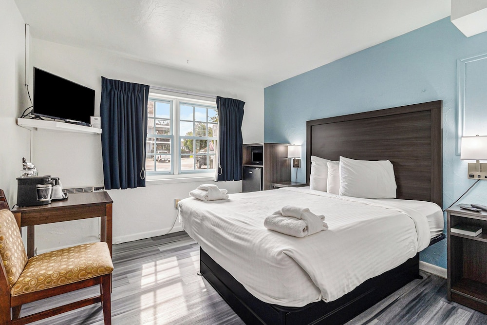 Economy Room, 1 Queen Bed