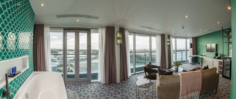 Suite (The Other Penthouse Suite) photo 2