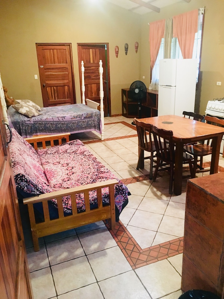 Basic Apartment, 1 Queen Bed, Private Bathroom photo 2
