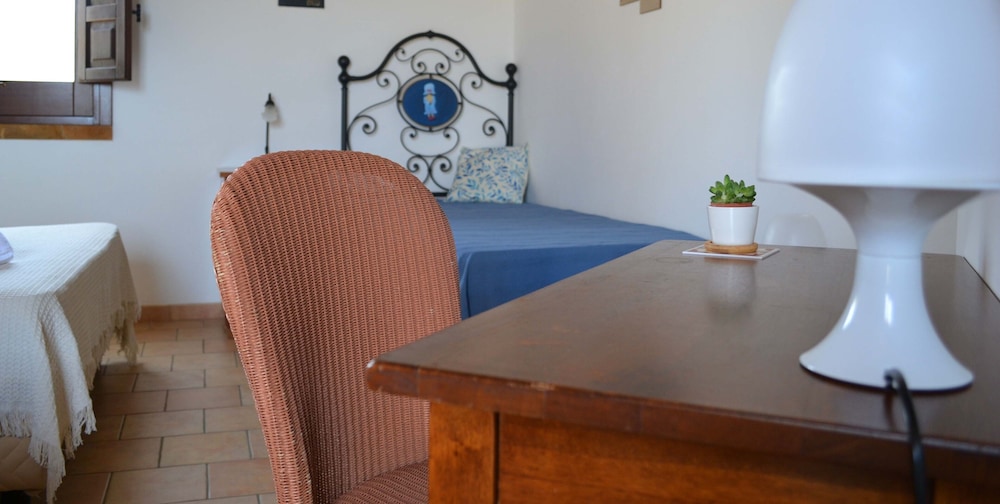 Deluxe Triple Room, Multiple Beds, Ensuite, Partial Sea View photo 3