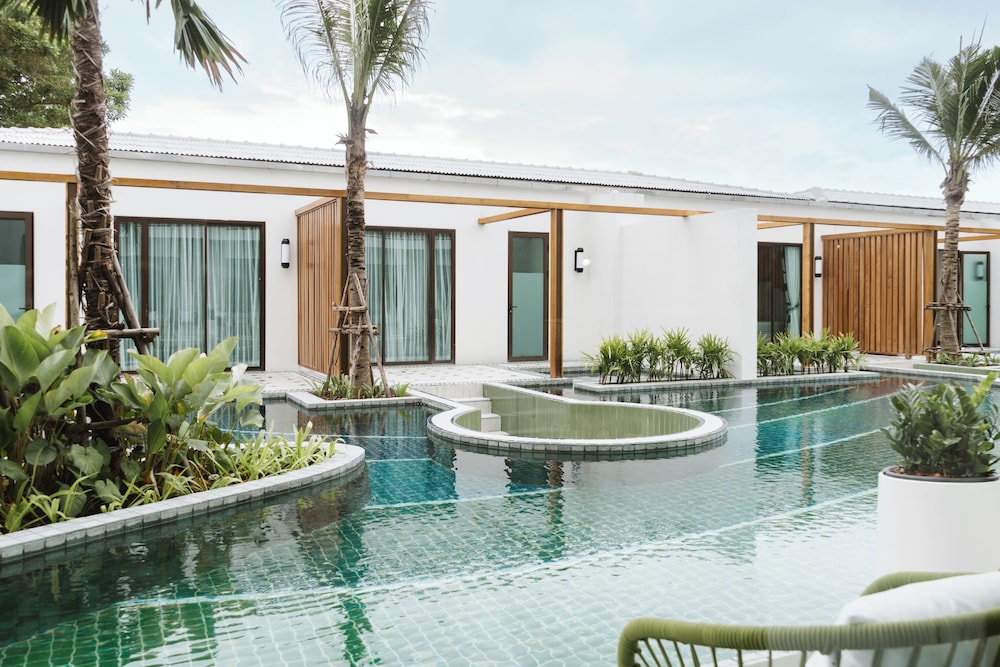 Superior Room, Pool Access - Photo 5
