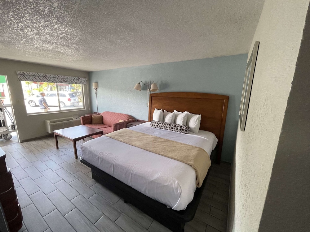 Standard Room, 1 King Bed, Smoking