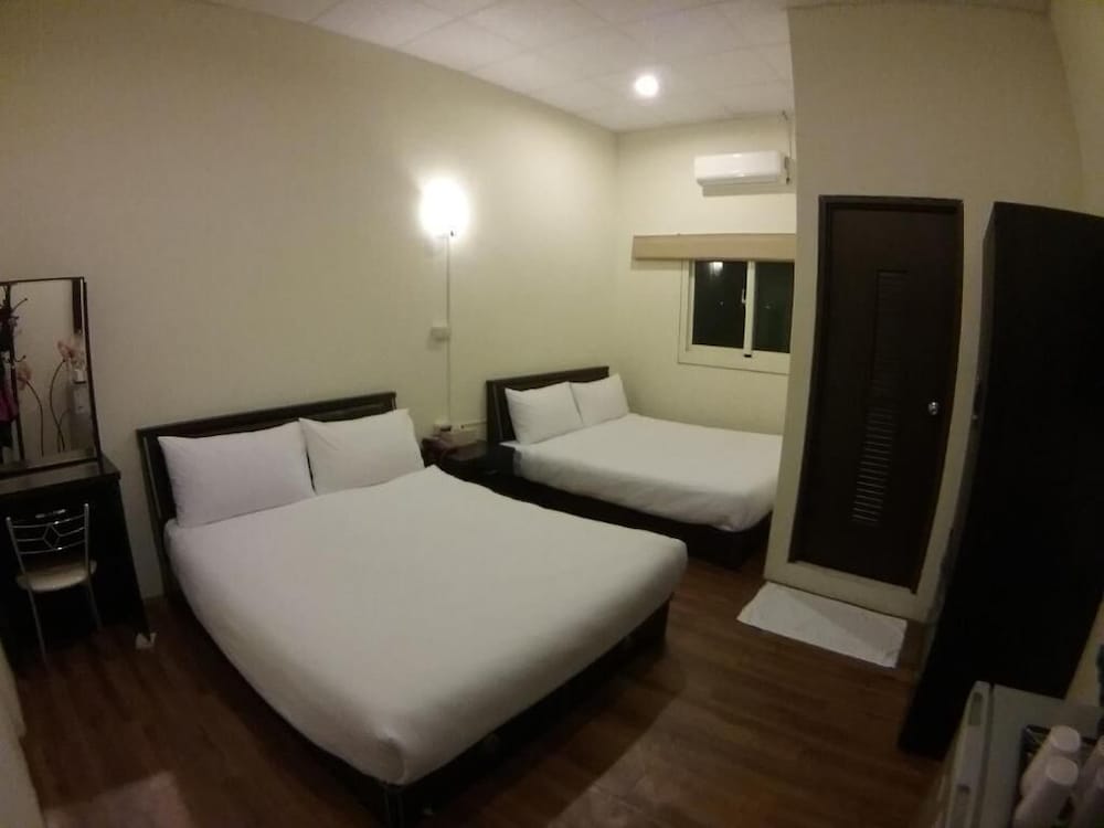 Economy Quadruple Room (C102) photo 2