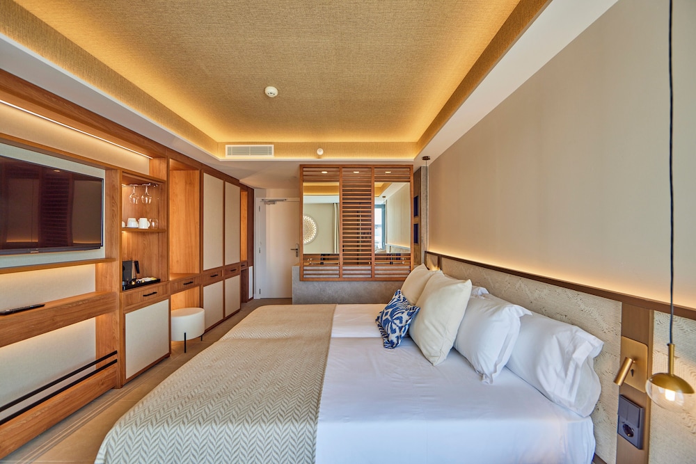 Junior Suite, Terrace, Partial Sea View