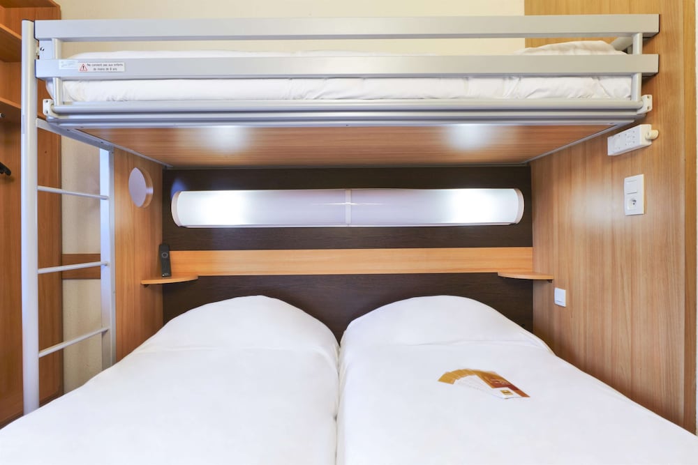 Standard Room, 3 Twin Beds - Photo 5