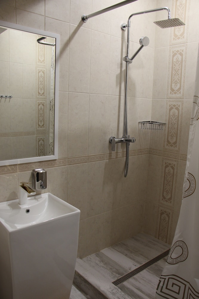 Classic Triple Room, Shared Bathroom photo 2