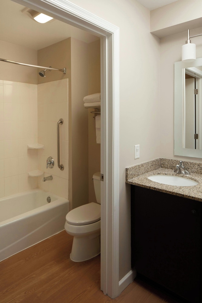 Suite, 2 Bedrooms (Mobility/Hearing Accessible, Tub) - Photo 4