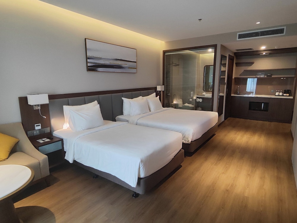 Deluxe Triple Room, 1 Bedroom, Balcony - Photo 2