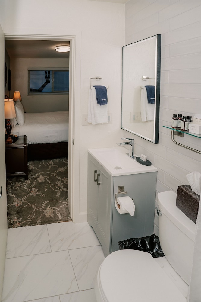 Basic Room, 1 Queen Bed - Photo 12