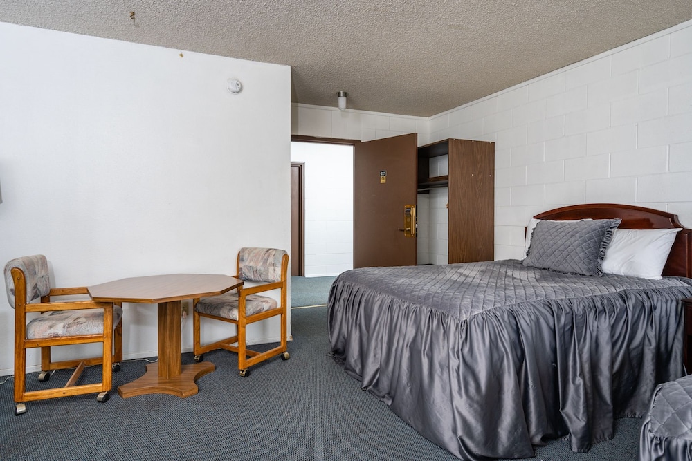 Room, 2 Queen Beds (Pet Friendly) photo 2