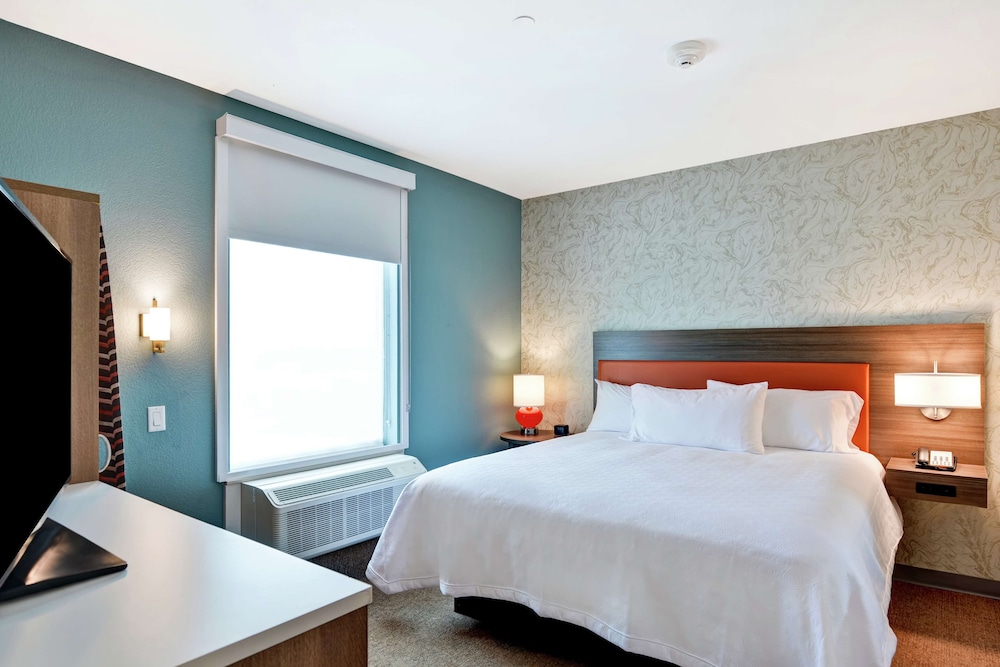 Studio, 1 King Bed, Accessible (Mobility & Hearing, Roll-in Shower) photo 3