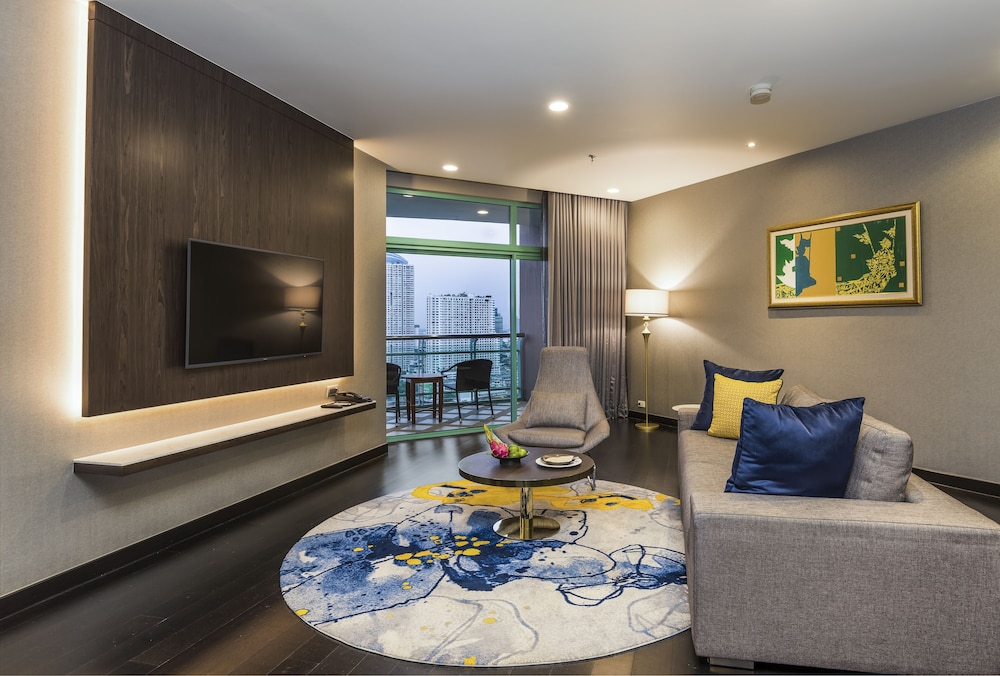 Two Bedroom Club Suite River View thumbnail 6