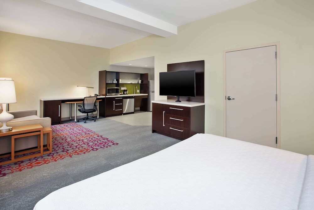 Studio, 1 King Bed, Accessible, Bathtub - Photo 5