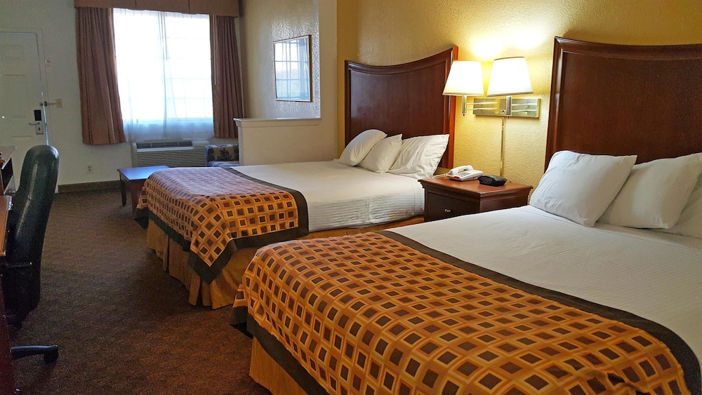 Suite, 2 Queen Beds, Smoking - Photo 1