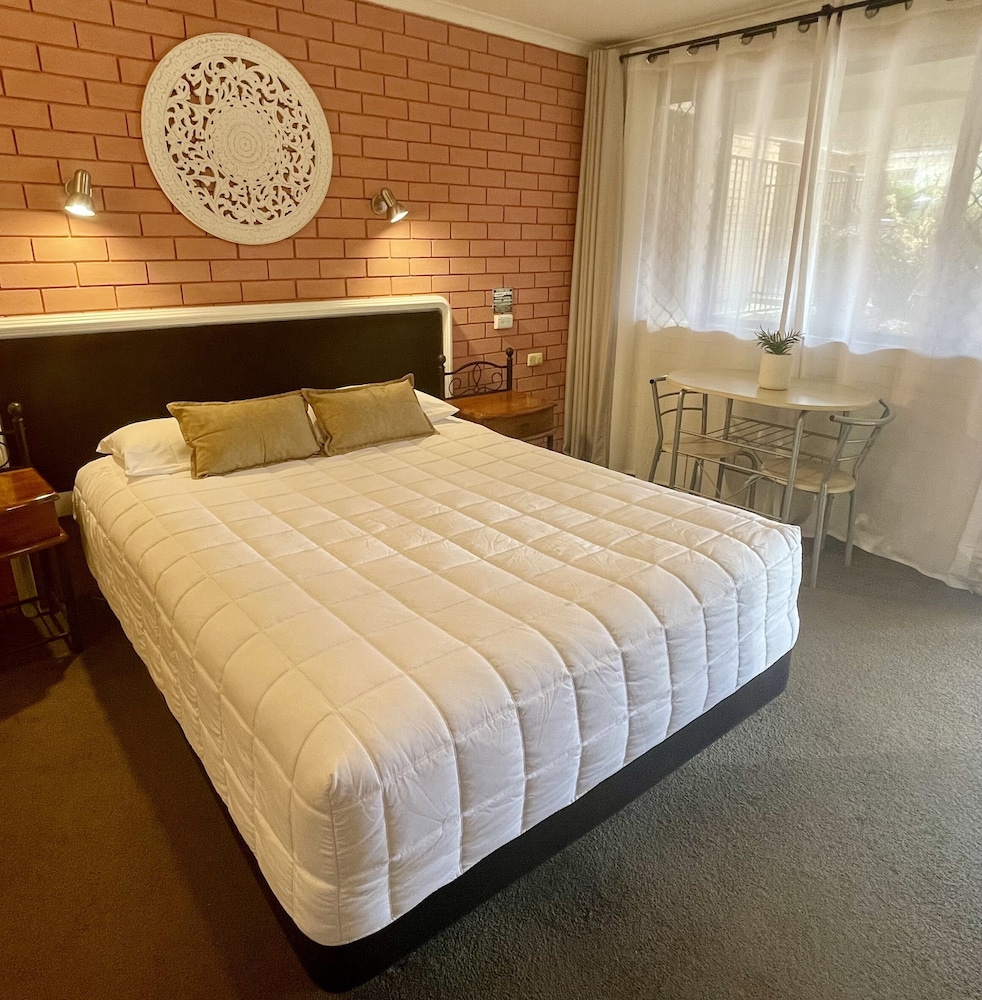 Queen Room photo 2