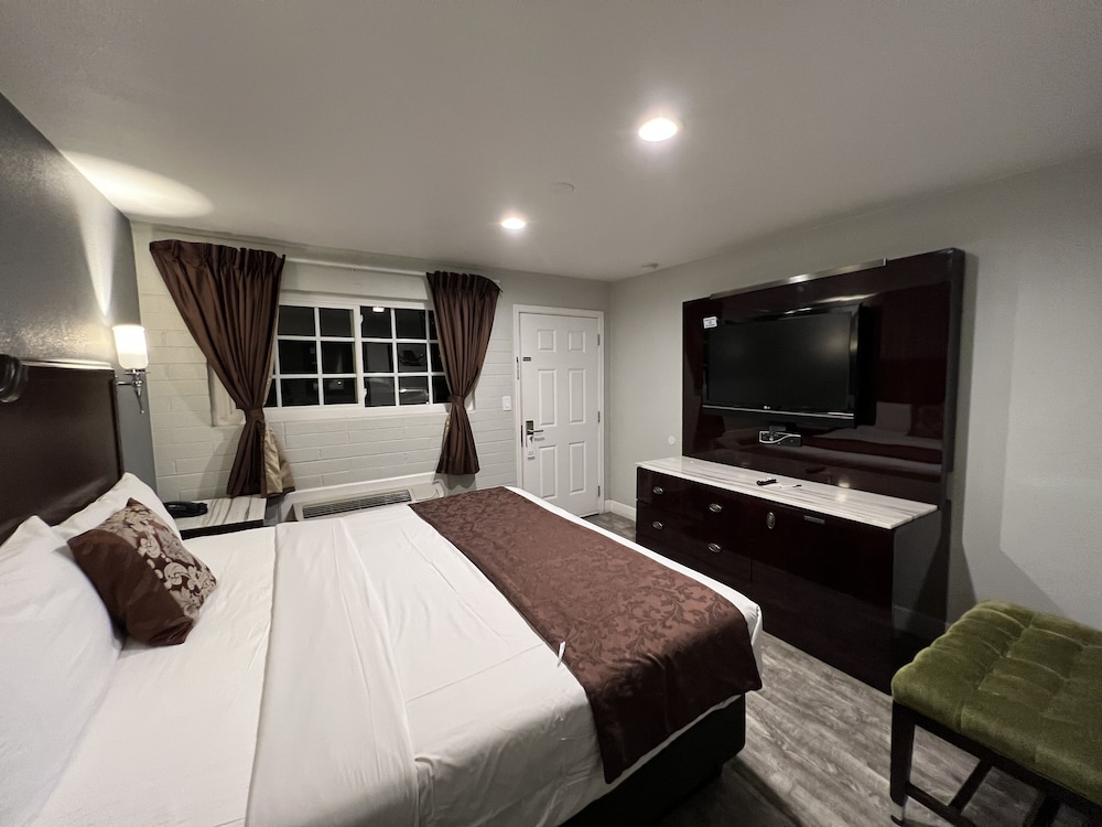 Deluxe Room, 1 King Bed photo 3