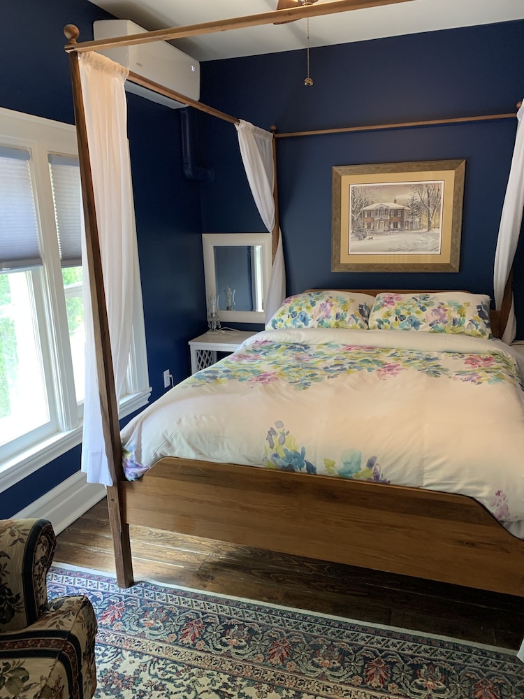 Walnut Room, 1 Queen Bed, Private Bathroom