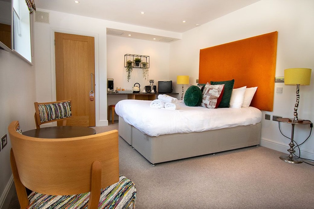 Standard Room, 1 King Bed, Courtyard View photo 2