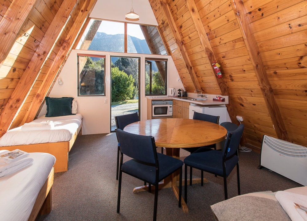 Superior Two Room Chalet with Private Bathroom and Tea/Coffee making, Toaster & Microwave photo 2