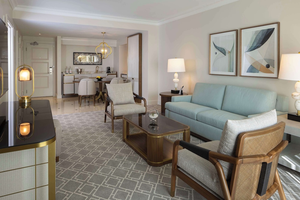 Deluxe Suite, 1 King Bed, Accessible (Roll-In Shower)