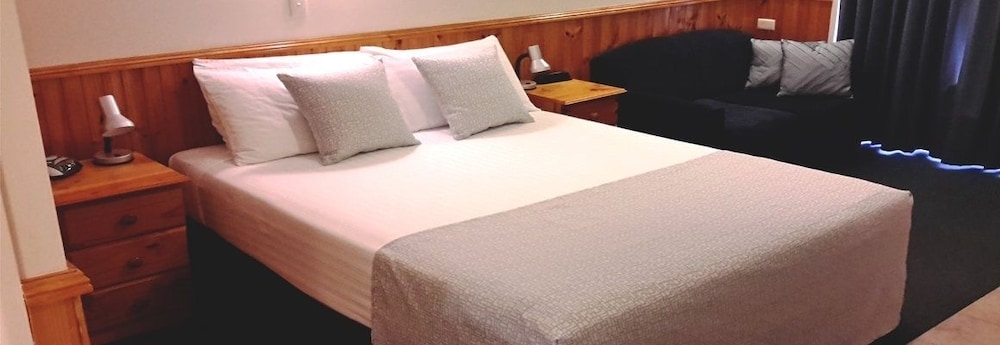 Queen Room with Kitchenette photo 2