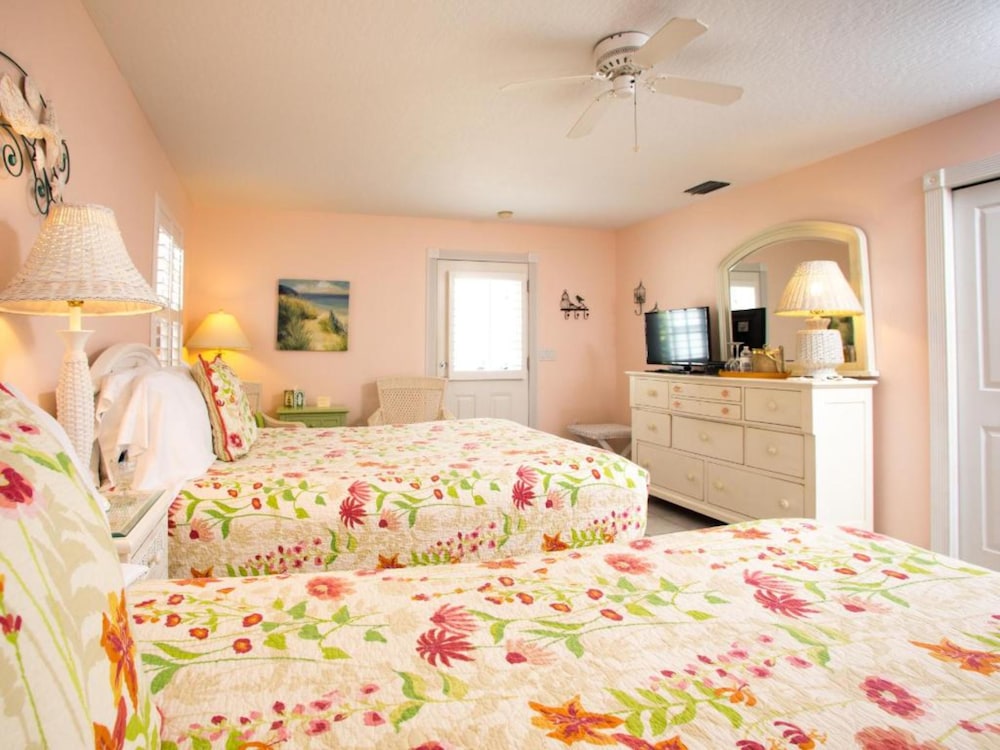 Courtyard View, 2 Queen beds, Soaking Tub (pet and children friendly)
