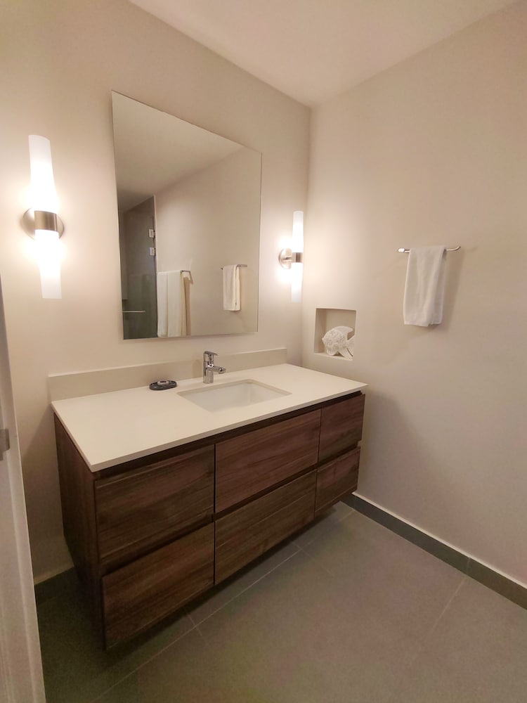 Deluxe Condo, 4 Bedrooms, Partial Ocean View, Garden Area