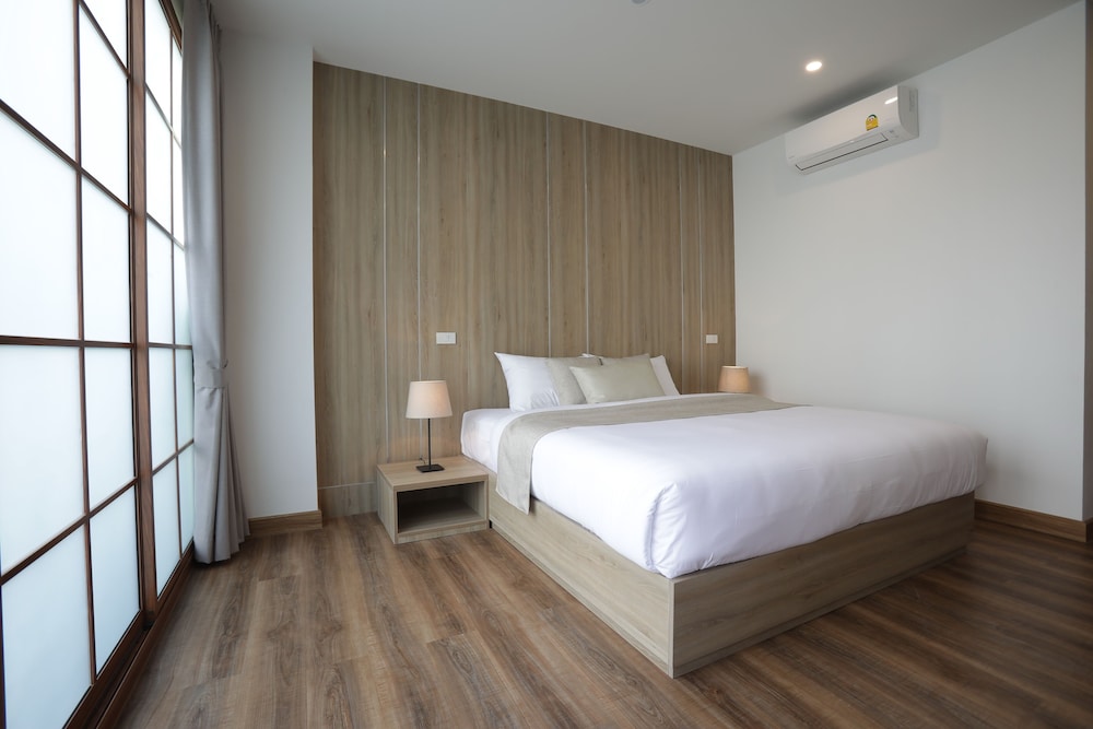Deluxe Room, 1 King Bed (1st Floor) - Photo 2