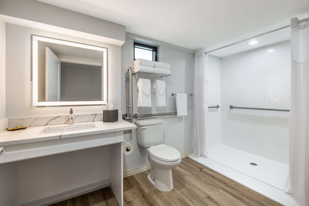 Standard Room, 2 Queen Beds, Accessible, Ground Floor (with Sofabed) - Photo 4