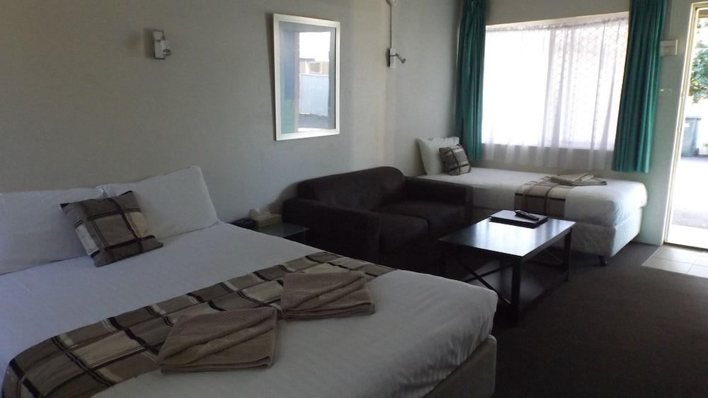 Executive Room, 1 Queen Bed, Microwave photo 3