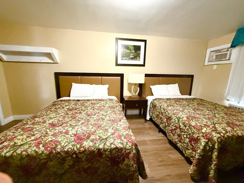 Room, 2 Queen Beds, Non Smoking (2 Queen Beds) photo 2