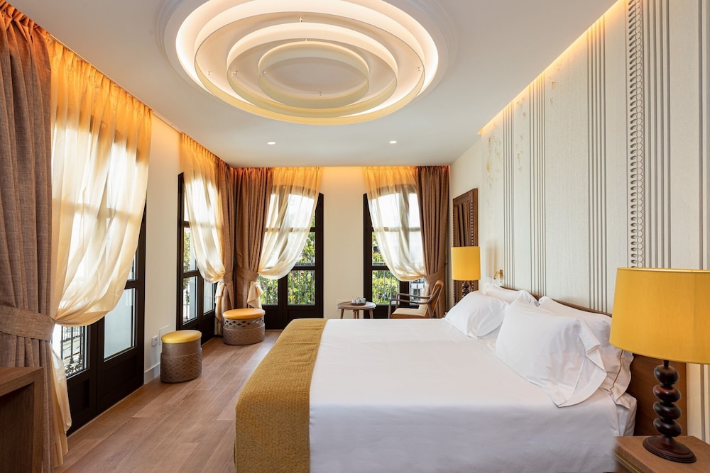 Deluxe Room with Views - Photo 1