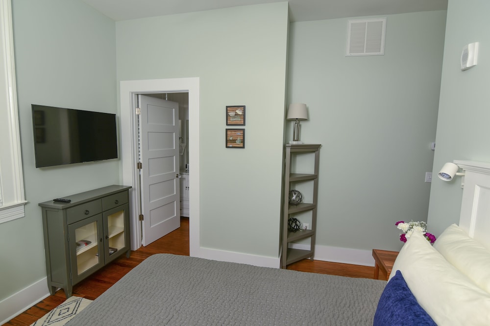 Deluxe Room, 1 Queen Bed