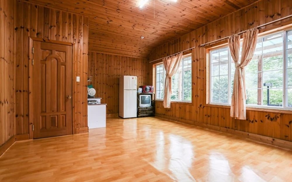 Room (No 6) photo 2