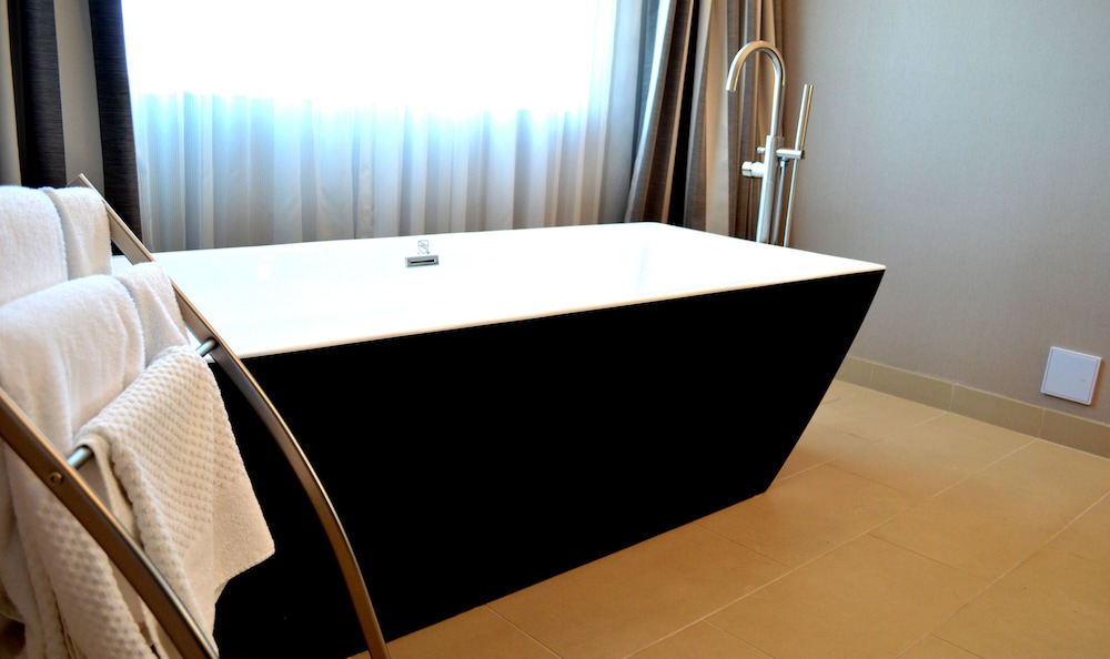 1 KING 1 BEDROOM SUITE EXEC LEVEL - SOAKER TUB - Photo 6