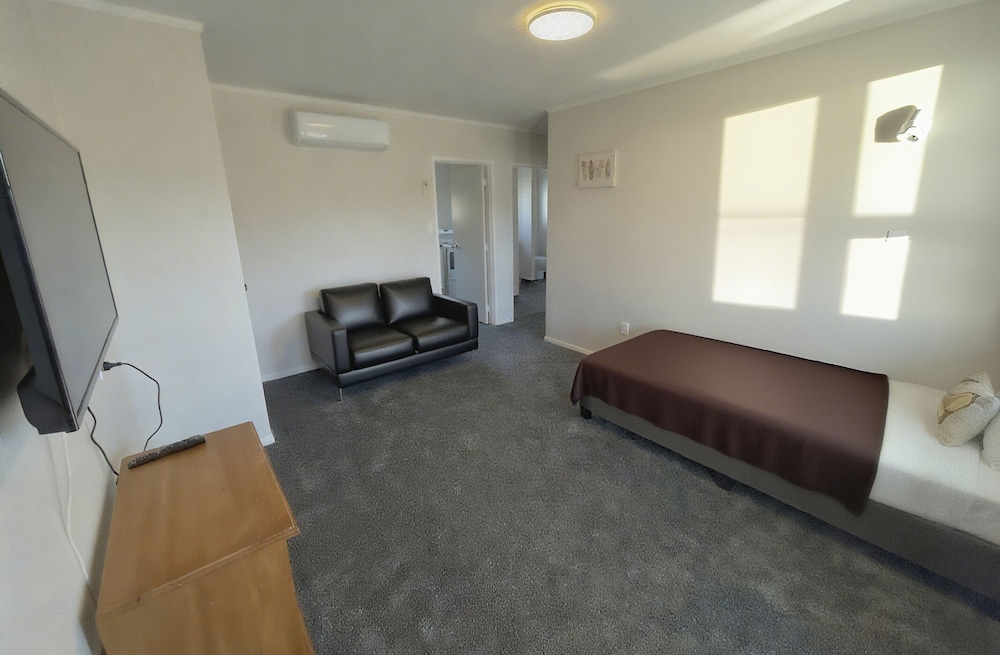 Superior Suite, 1 Bedroom, Non Smoking, Ground Floor - Photo 5