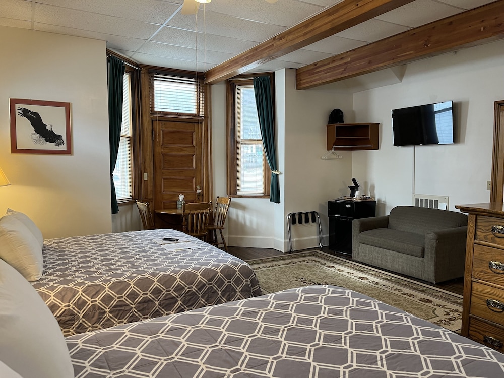 Standard Room, Multiple Beds, Non Smoking, Private Bathroom (1 King Bed & 1 Full Bed (101 or 102) photo 3