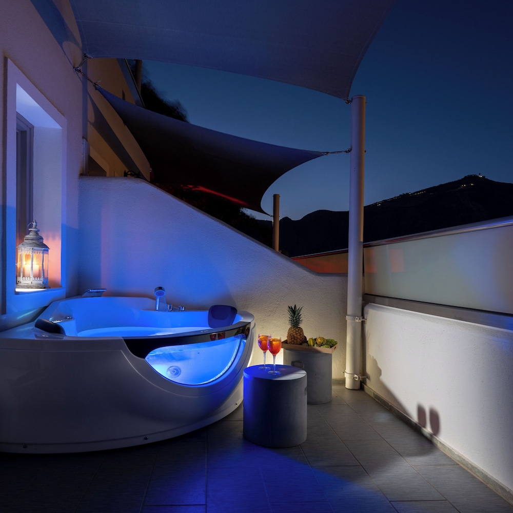 Superior Suite, Hot Tub - Photo 3