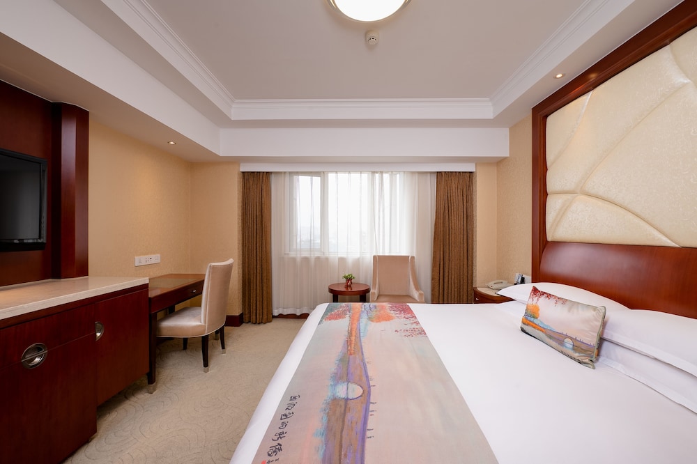 Executive Lake-view Suite - Photo 3