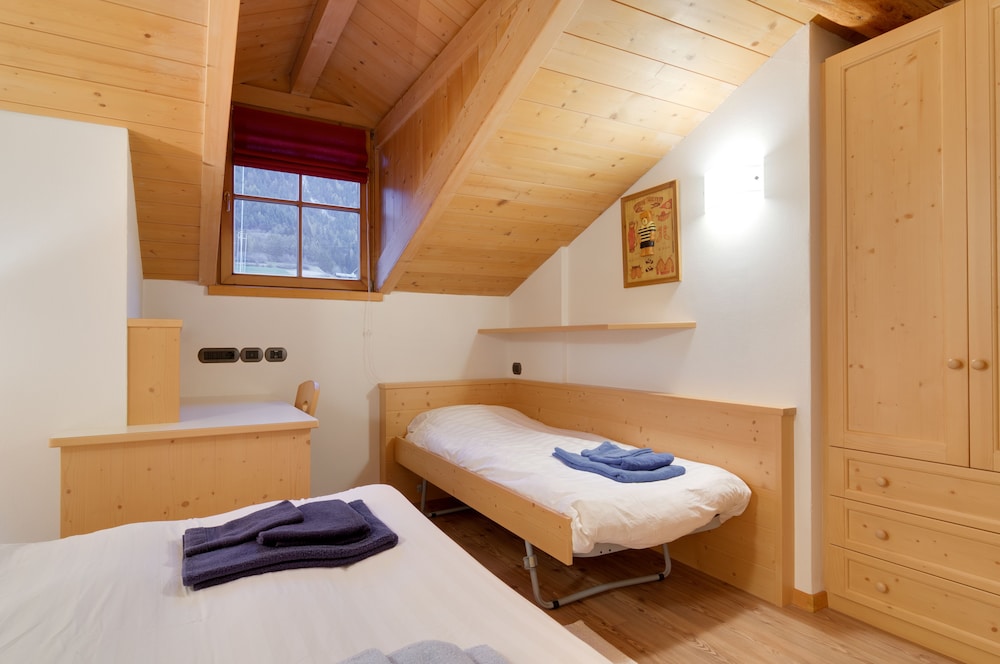 Attic, 2 Bedrooms photo 2