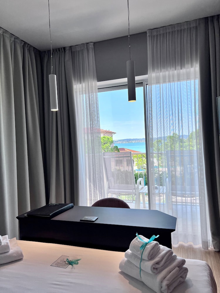 Prestige Double Room, partial lake view (free access SPA) photo 3