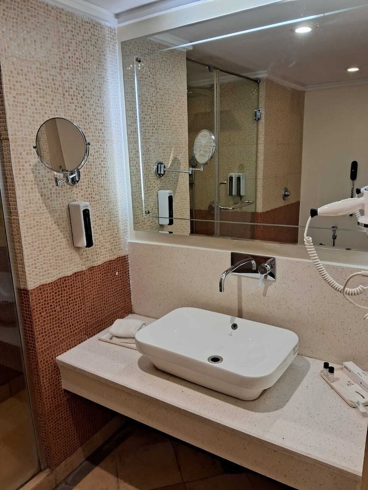 Deluxe Room - Photo 5